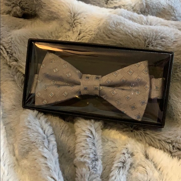 NWT. Van Heusen bow tie - Picture 2 of 4